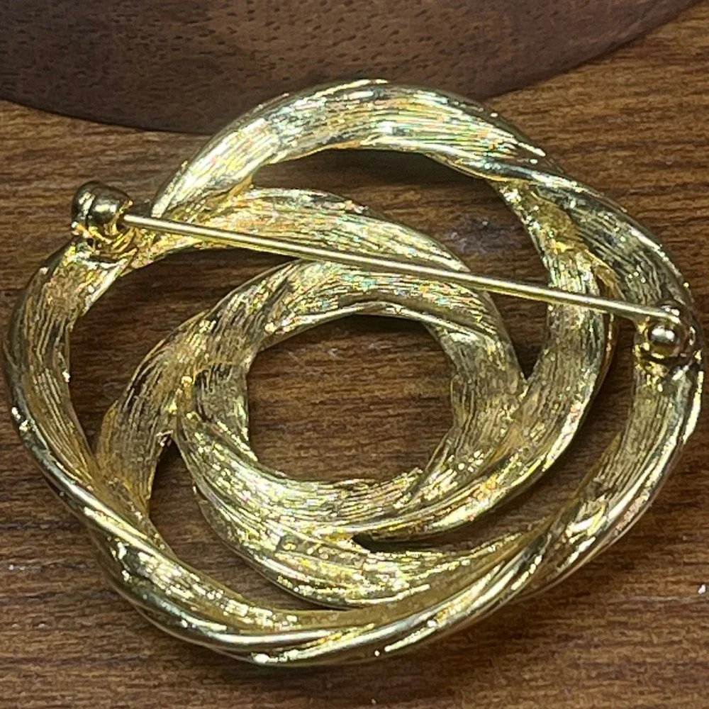 Vtg Monet Gold Tone Textured Interlocking Love Knot Rope Brooch Pin Signed